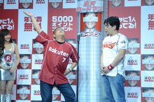 フィギュアスケートをモチーフにしたショートコントを披露するサンドウィッチマン。