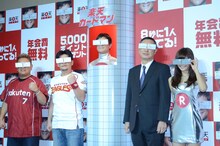 記者発表会後のフォトセッションの様子。（左から）サンドウィッチマン、川平慈英、楽天カード株式会社代表取締役社長穂坂雅之、佐野ひなこ。