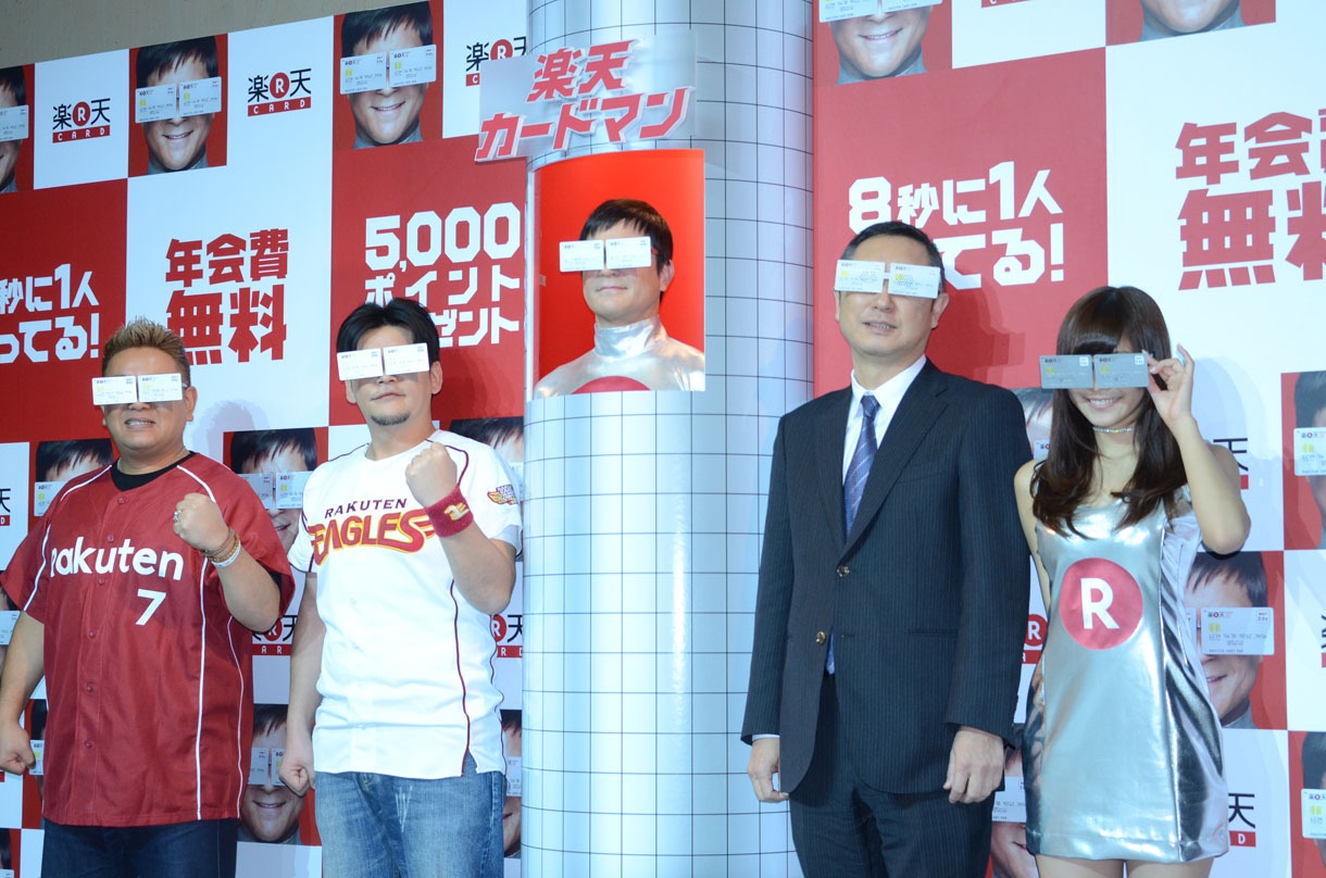 記者発表会後のフォトセッションの様子。（左から）サンドウィッチマン、川平慈英、楽天カード株式会社代表取締役社長穂坂雅之、佐野ひなこ。