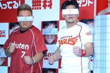 記者発表会後のフォトセッションに応じたサンドウィッチマン。