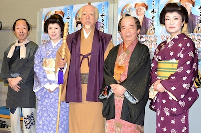 「西川きよし芸能生活50周年記念公演 コメディ 水戸黄門」に出演する（左から）坂田利夫、森昌子、西川きよし、池乃めだか、末成由美。