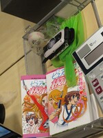 豊本の机に置かれている「ピュアラブ板前」の単行本。