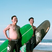 映画「上島ジェーンビヨンド」主演のダチョウ倶楽部・上島（左）と、ダチョウ倶楽部・肥後。(c)2014 PONY CANYON INC.