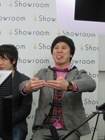 中川のギャグ「アイムウォシュレット」。やたらと舌を出すギャグが多いことが判明。