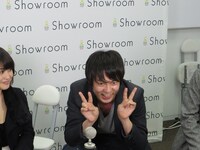 中川のギャグに巻き込まれた村本。