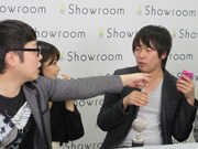 村本のTwitterのDMを見ようとする金成。