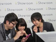 DMをチェックし、リアルなやりとりに笑ってしまう金成と岸。