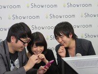 DMをチェックし、リアルなやりとりに笑ってしまう金成と岸。