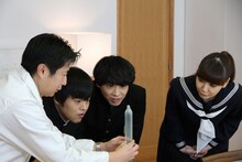 相模ゴムのコンドーム工場を見学する（右から）土岐麻子、堂島孝平、バカリズム。