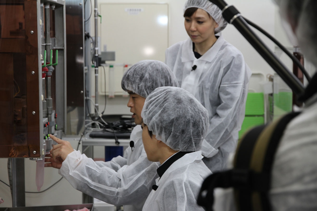 相模ゴムのコンドーム工場見学企画の様子。
