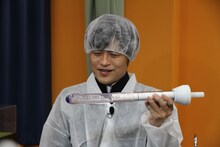 オリジナルコンドーム作りに挑戦するバカリズム。