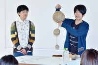 “もぎぼっこり”を手に、その作り方を教える、うしろシティ阿諏訪（右）と、金子（左）。