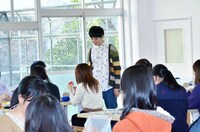 うしろシティ金子（中央）。