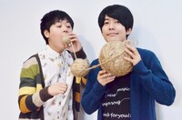 「うしろシティといっしょに“もぎぼっこり”をつくろう！体験教室」で、“もぎぼっこり”の作り方をファンに教えた、うしろシティ。