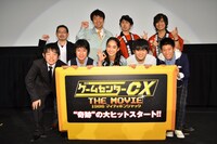 映画「ゲームセンターCX THE MOVIE 1986 マイティボンジャック」の初日舞台挨拶に登壇した、有野課長ことよゐこ有野（後列左から2人目）ら。