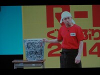 大阪会場に登場した小森園ひろし（東京会場のモニターより）。