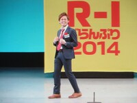 大阪会場に登場した祇園木崎（東京会場のモニターより）。