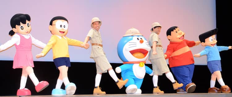 Cowcowが着ぐるみたちとドラえもんあたりまえ体操披露 お笑いナタリー