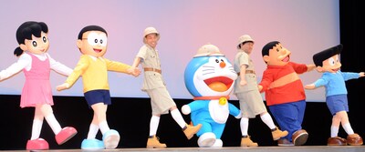 ドラえもんたちと一緒に「ドラえもんあたりまえ体操」を披露したCOWCOW。