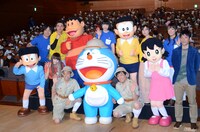 来場者との記念撮影の様子。