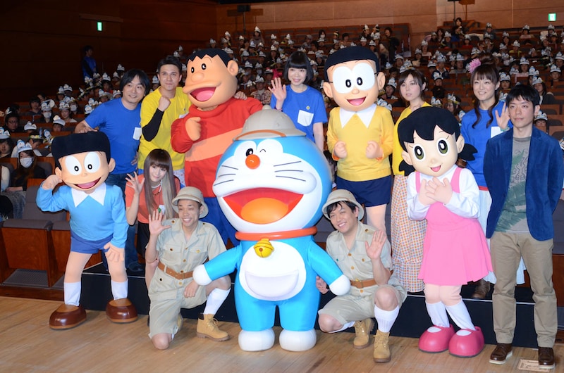 来場者との記念撮影の様子。