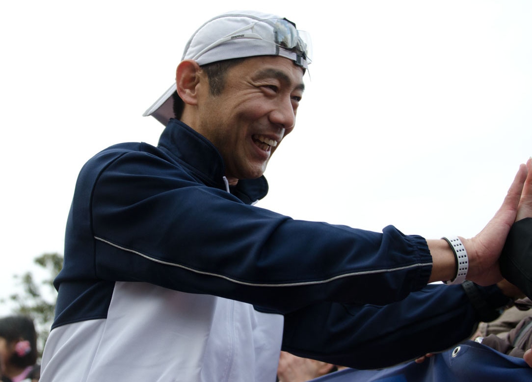 ファンとハイタッチして喜びを分かち合う森脇健児。
