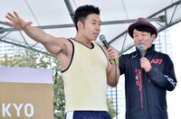 寒空の下でタンクトップ姿となった、なかやまきんに君（左）と、心配そうなペナルティ・ヒデ（右）。