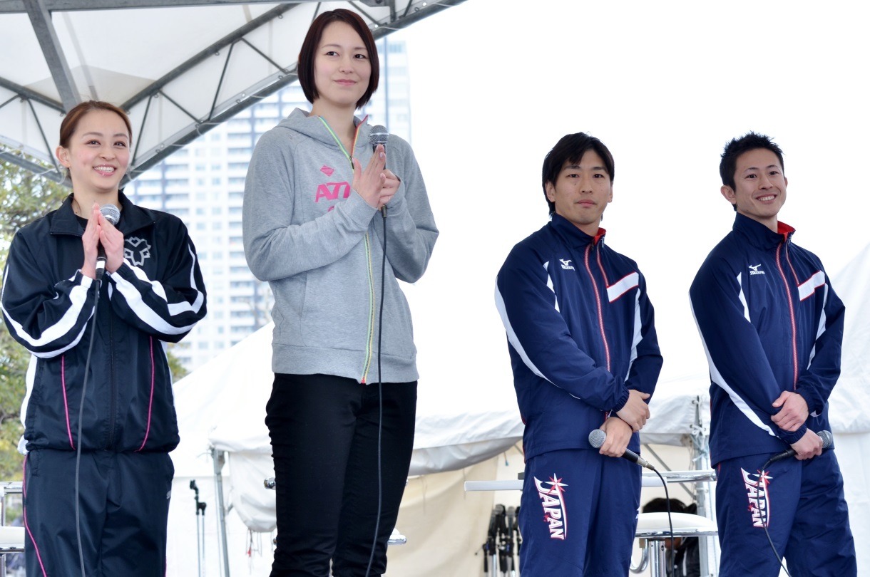 （左から）元体操選手の田中理恵、元バレーボール選手の大山加奈、トランポリン日本代表の上山容弘選手と外村哲也選手。