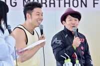 （左から）イベントMCの女性と、なかやまきんに君、ペナルティ・ヒデ。