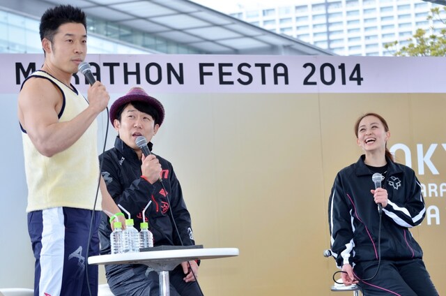 「東京大マラソン祭り2014」のトークショーに出演した（左から）なかやまきんに君、ペナルティ・ヒデ、元体操選手の田中理恵。