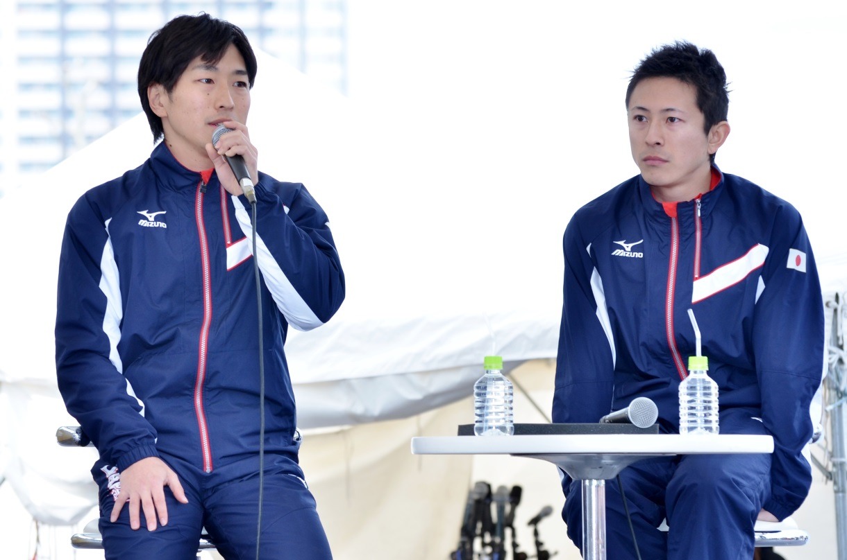 トランポリン日本代表の上山容弘選手（左）と外村哲也選手（右）。