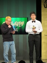 インタレスティングプロデューサーのスティーブ・キムズことバッファロー吾郎Aと司会のザ・プラン9・浅越ゴエ。