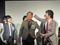 オープニングで新たな髪型をイジられるブルーセレブ内間。