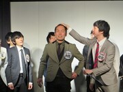 オープニングで新たな髪型をイジられるブルーセレブ内間。