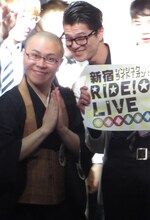 弟分ユニット発表で目線を決める兄貴分のドドん石田とモグライダー芝。