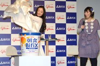 巨大「朝食 BifiX」の登場に驚く鳥居みゆき（右）。