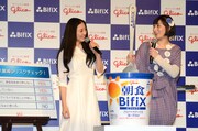巨大「朝食 BifiX」に続いて巨大スプーンを渡され「スプーンが大きいの？ 私が小さいの？」と鳥居（右）。