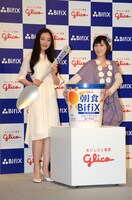 記者発表会後のフォトセッションの様子。