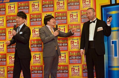 スティーブ・ジョブズに扮するレイザーラモンRG（右）と、雨上がり決死隊。