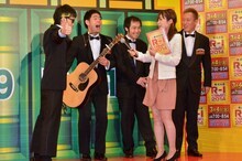 会見で進行を務めた竹内友佳フジテレビアナウンサー（右から2人目）を驚かせるバイク川崎バイク（左端）。