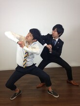 「ひじ祭り」の振付けを実演する流れ星。