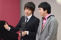 漫才を披露するウーマンラッシュアワー。