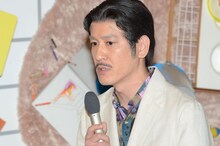 コント「囲み取材」の「ゲスニックマガジン」記者・西条に扮するココリコ田中。