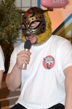 コント「マスクを継ぐ者」の覆面レスラー・三代目スーパージャガーマスクに扮するドランクドラゴン塚地。