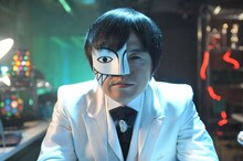 「リアル脱出ゲームTV」に謎男として出演するバカリズム。(c)TBS