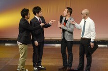 オープニングMCのなすなかにしとHi-Hi（左から）。