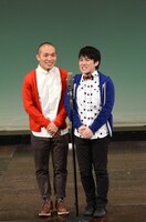 漫才を披露したラブレターズ。
