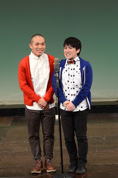 漫才を披露したラブレターズ。