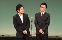 漫才を披露するダブルブッキング。