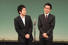 漫才を披露するダブルブッキング。